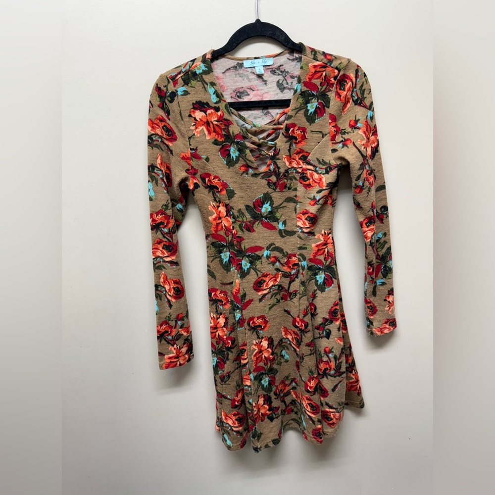 She + Sky Floral Tan sweater Dress
Size S
Some pilling